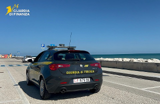 Civitanova Marche - Finanza scopre 7 lavoratori in nero in un bar: attività sospesa